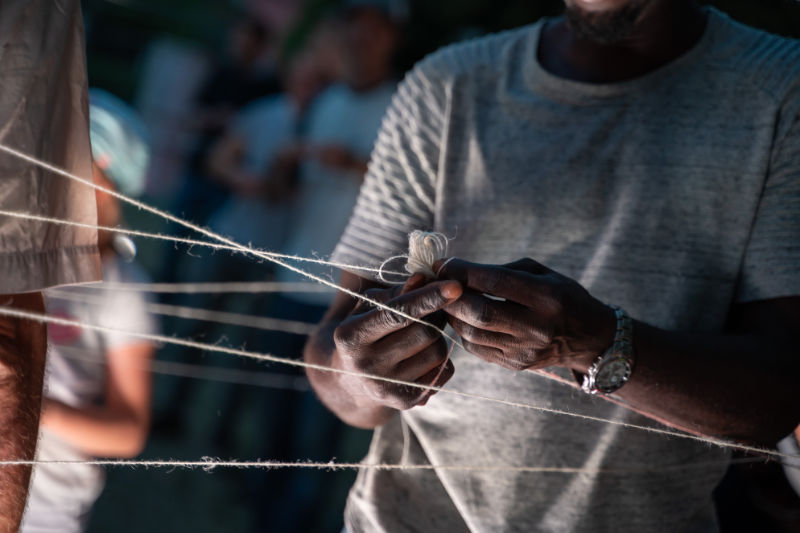 Entwicklung — Hände beim Knüpfen