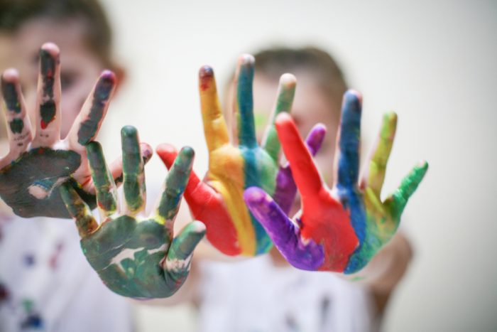 Diversität — bunt bemalte Kinderhände