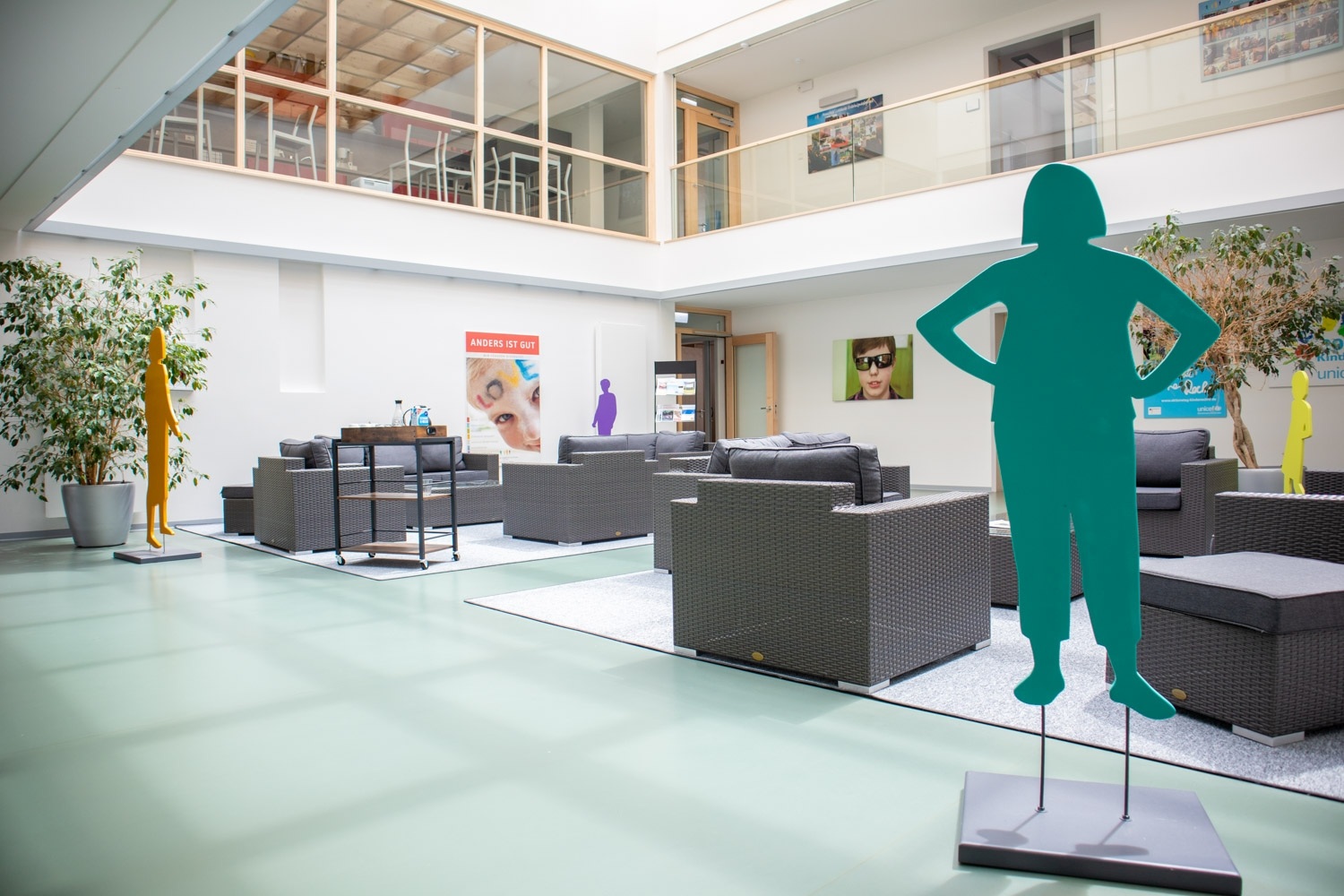 Lichtdurchflutetes Atrium der Geschäftsstelle in Wolfenbüttel